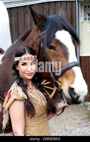 Sila Sahin-Radlinger bei der Präsentation der Gaststars von Winnetou II - Ribanna und Old Firehand der Karl-May-Festpiele 2024 im Indian Village. Bad Segeberg 01.03.2024 *** Sila Sahin Radlinger alla presentazione delle guest star di Winnetou II Ribanna e Old Firehand al Karl May Festival 2024 nel villaggio indiano Bad Segeberg 01 03 2024 foto:xgbrcix/xFuturexImagex winnetou gaststars 4318 Foto Stock