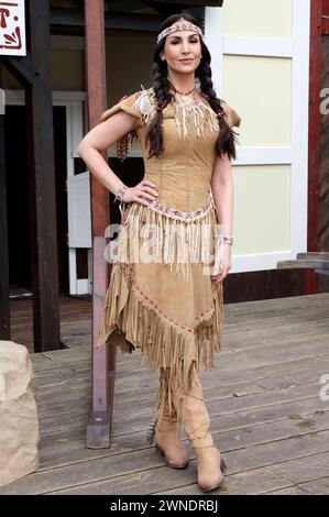 Sila Sahin-Radlinger bei der Präsentation der Gaststars von Winnetou II - Ribanna und Old Firehand der Karl-May-Festpiele 2024 im Indian Village. Bad Segeberg 01.03.2024 *** Sila Sahin Radlinger alla presentazione delle guest star di Winnetou II Ribanna e Old Firehand al Karl May Festival 2024 nel villaggio indiano Bad Segeberg 01 03 2024 foto:xgbrcix/xFuturexImagex winnetou gaststars 4319 Foto Stock