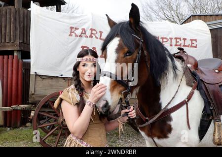 Sila Sahin-Radlinger bei der Präsentation der Gaststars von Winnetou II - Ribanna und Old Firehand der Karl-May-Festpiele 2024 im Indian Village. Bad Segeberg 01.03.2024 *** Sila Sahin Radlinger alla presentazione delle guest star di Winnetou II Ribanna e Old Firehand al Karl May Festival 2024 nel villaggio indiano Bad Segeberg 01 03 2024 foto:xgbrcix/xFuturexImagex winnetou gaststars 4315 Foto Stock
