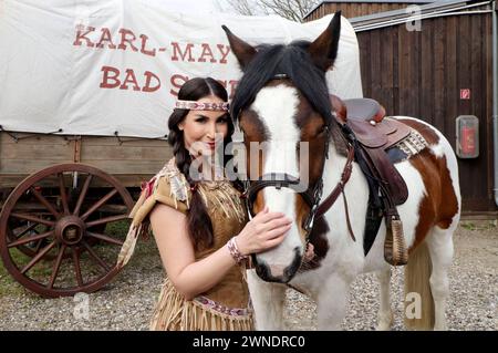 Sila Sahin-Radlinger bei der Präsentation der Gaststars von Winnetou II - Ribanna und Old Firehand der Karl-May-Festpiele 2024 im Indian Village. Bad Segeberg 01.03.2024 *** Sila Sahin Radlinger alla presentazione delle guest star di Winnetou II Ribanna e Old Firehand al Karl May Festival 2024 nel villaggio indiano Bad Segeberg 01 03 2024 foto:xgbrcix/xFuturexImagex winnetou gaststars 4316 Foto Stock