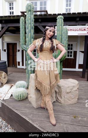 Sila Sahin-Radlinger bei der Präsentation der Gaststars von Winnetou II - Ribanna und Old Firehand der Karl-May-Festpiele 2024 im Indian Village. Bad Segeberg 01.03.2024 *** Sila Sahin Radlinger alla presentazione delle guest star di Winnetou II Ribanna e Old Firehand al Karl May Festival 2024 nel villaggio indiano Bad Segeberg 01 03 2024 foto:xgbrcix/xFuturexImagex winnetou gaststars 4322 Foto Stock