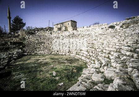 Teatro romano .Pueblo de Uzuncaburç(diocesarea). Silifke.Mediterraneo oriental.Turquia. Foto Stock