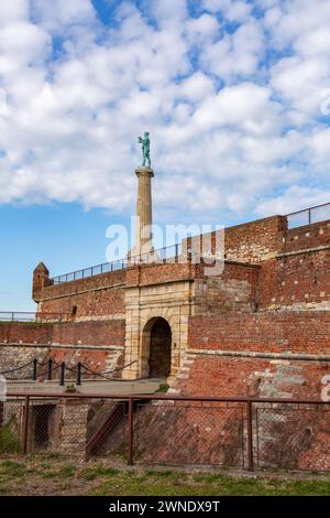 Pobednik è un monumento nella fortezza di Belgrado, costruito per commemorare la vittoria della Serbia sugli imperi ottomano e austro-ungarico. Foto Stock