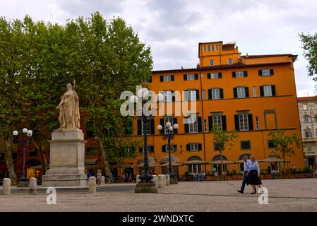 Lucca, Italia - 30 agosto 2023: Vista panoramica di Piazza Napoleone con la statua dedicata a Maria Luisa Borbonia Foto Stock