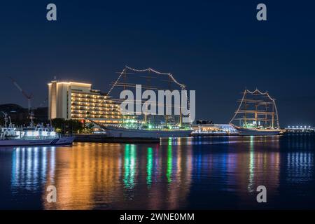 Navi a vela alte, Kaiwo Maru e Nippon Maru vestiti di luci durante il periodo natalizio nel porto di Kobe, in Giappone. Foto Stock