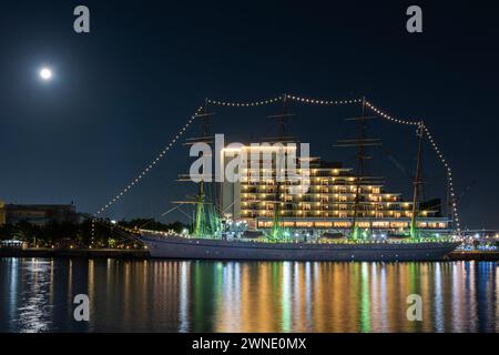 Navi a vela alte, Kaiwo Maru e Nippon Maru vestiti di luci durante il periodo natalizio nel porto di Kobe, in Giappone. Foto Stock