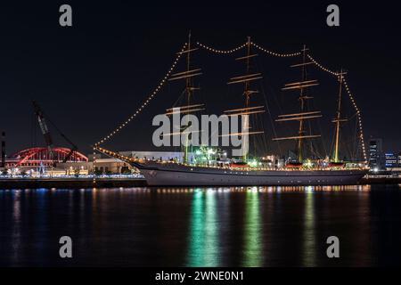 Navi a vela alte, Kaiwo Maru e Nippon Maru vestiti di luci durante il periodo natalizio nel porto di Kobe, in Giappone. Foto Stock