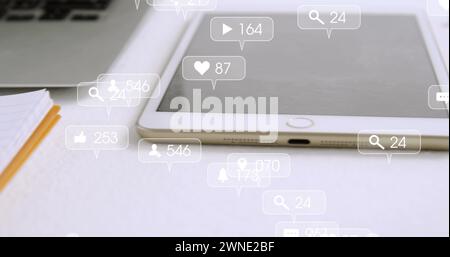 Immagine delle icone dei social media e dei numeri sui banner sui dispositivi elettronici Foto Stock