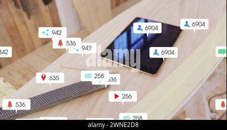 Immagine delle icone dei social media e dei numeri sui banner su tablet e file di falegname Foto Stock