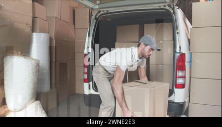 Immagine dell'elaborazione dei dati su un uomo che imballa le scatole nell'auto Foto Stock