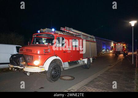 Kemberg - Wohnhaus nach Dachstuhlbrand in Globig unbewohnbar 29.02.2024 gegen 22,50 Uhr Kemberg OT Globig, Gartenstraße Zu einem Großeinsatz mehrerer Feuerwehren kam es am Donnerstagabend in Globig, einem Ortsteil der Gemeinde Kemberg. Nach ersten Angaben der Feuerwehr bestätigte sich bei Ankunft der Feuerwehrleute ein Dachstuhlbrand in voller Ausdehnung. Deshalb wurden zügig weitere Kräfte zur Unterstützung alarmiert. über Drehleiter und vom Boden aus gingen mehrere Feuerwehrleute mit Wasser gegen den Brand vor. Der Dachstuhl brannte vollständig aus, in der oberen Etage gab es erheblichen Sac Foto Stock