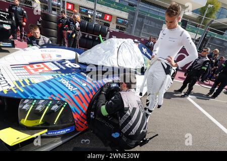 Lusail, Qatar. 2 marzo 2024. MULLER Nico (swi), Peugeot TotalEnergies, Peugeot 9x8, Portrait Grille de Departure, griglia di partenza, durante i 1812 KM DI Qatar Airways Qatar, 1° round del Campionato Mondiale Endurance 2024, dal 29 febbraio al 02 marzo 2024 sul circuito Internazionale Losail di Lusail, Qatar - foto Frédéric le Floc'h/DPPI credito: media DPPI/Alamy Live News Foto Stock