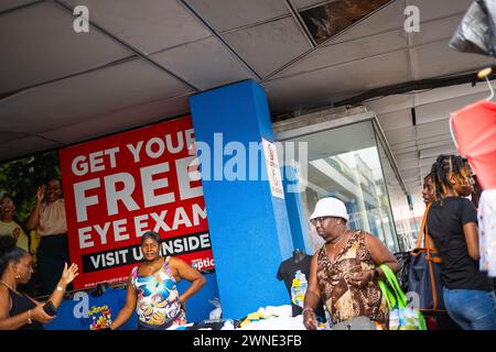 Gli amanti dello shopping nel mercato, Castries, St Lucia Foto Stock