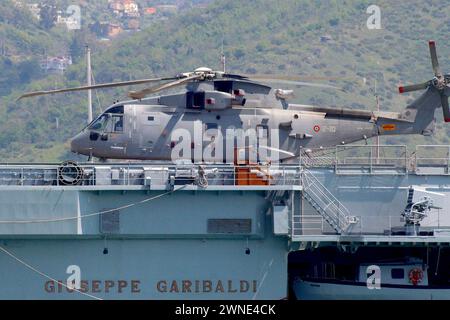 Elicottero AgustaWestland AW101 MM81489 della Marina militare italiana a bordo della portaerei italiana Giuseppe Garibaldi, ormeggiato a Salerno, Italia, aprile 2023. Foto Stock