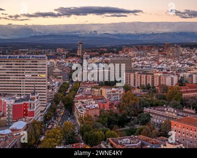 Vista de la calle Princesa y la Sierra desde el mirador del edificio España. Madrid. España Foto Stock