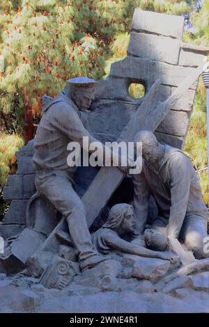 La scultura di Pietro Kufferle che commemora l'aiuto dato dai marinai russi che salvarono le vittime sepolte dopo il terremoto di Messina del 1908. Foto Stock