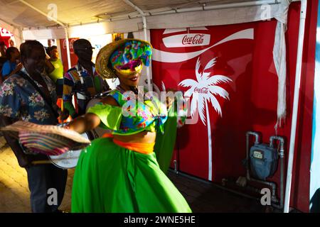 Un'atmosfera da carnevale all'Oistins Fish Fry, un evento regolare ogni venerdì alle Barbados Foto Stock