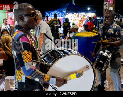 Un paio di batteristi che animano l'atmosfera del carnevale all'Oistins Fish Fry, un evento regolare ogni venerdì alle Barbados Foto Stock