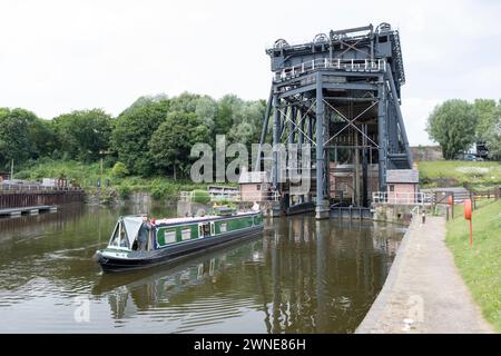 Regno Unito, Cheshire, Anderton, la seggiovia Anderton e il fiume Weaver. Foto Stock