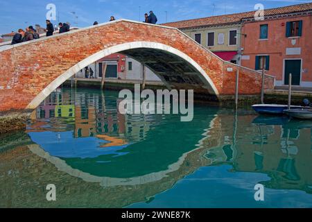 VENEZIA, ITALIA, 4 febbraio 2024: Canale di Murano. Murano è una serie di isole collegate da ponti nella laguna veneta ed è famosa per il suo vetro Foto Stock