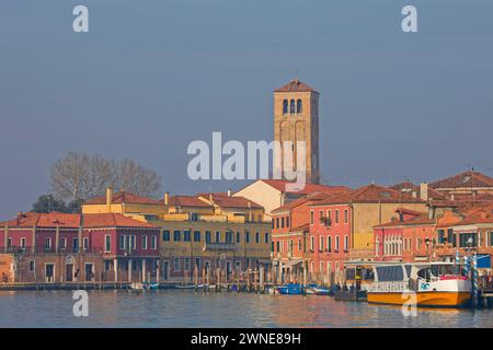 VENEZIA, ITALIA, 4 febbraio 2024: Murano è una serie di isole collegate da ponti nella laguna veneta, famosa per la sua lavorazione del vetro Foto Stock