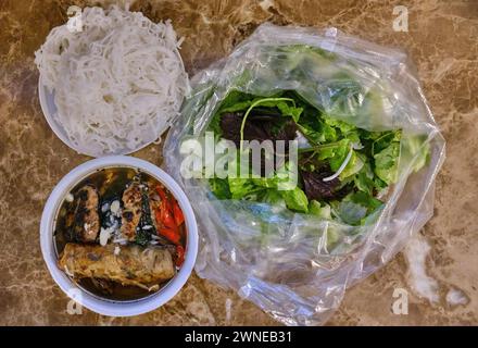 Gennaio 2024, Bun Cha, un piatto vietnamita di maiale alla griglia e spaghetti. Una specialità di Hanoi Foto Stock