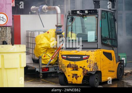 Einsatzkräfte in Schutzanzügen bei einem Gabelstaplerunfall mit austretenden Chemikalien bei Evonik als simuliertes Übungsszenario für 130 Einsatzkräfte der Großübung - Weiterstadt 02.03.2024: FFW Großübung bei Evonik *** servizi di emergenza in tute protettive durante un incidente con carrello elevatore a forche con perdite di sostanze chimiche a Evonik come scenario di esercizio simulato per 130 servizi di emergenza della grande esercitazione Weiterstadt 02 03 2024 FFW grande esercitazione a Evonik Foto Stock