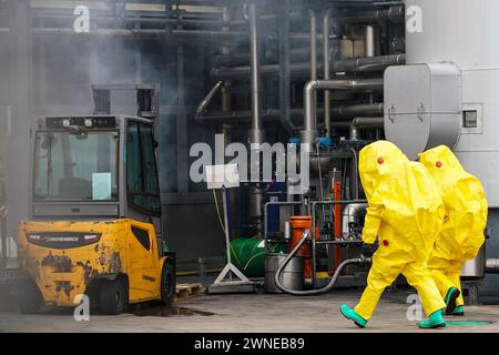 Einsatzkräfte in Schutzanzügen bei einem Gabelstaplerunfall mit austretenden Chemikalien bei Evonik als simuliertes Übungsszenario für 130 Einsatzkräfte der Großübung - Weiterstadt 02.03.2024: FFW Großübung bei Evonik *** servizi di emergenza in tute protettive durante un incidente con carrello elevatore a forche con perdite di sostanze chimiche a Evonik come scenario di esercizio simulato per 130 servizi di emergenza della grande esercitazione Weiterstadt 02 03 2024 FFW grande esercitazione a Evonik Foto Stock