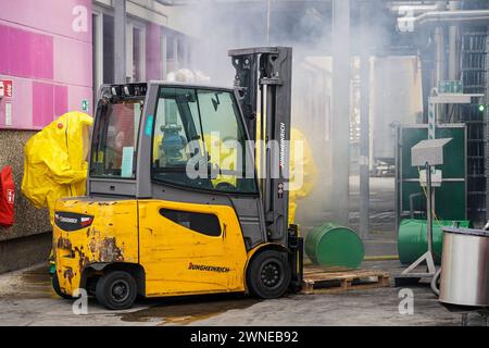 Einsatzkräfte in Schutzanzügen bei einem Gabelstaplerunfall mit austretenden Chemikalien bei Evonik als simuliertes Übungsszenario für 130 Einsatzkräfte der Großübung - Weiterstadt 02.03.2024: FFW Großübung bei Evonik *** servizi di emergenza in tute protettive durante un incidente con carrello elevatore a forche con perdite di sostanze chimiche a Evonik come scenario di esercizio simulato per 130 servizi di emergenza della grande esercitazione Weiterstadt 02 03 2024 FFW grande esercitazione a Evonik Foto Stock