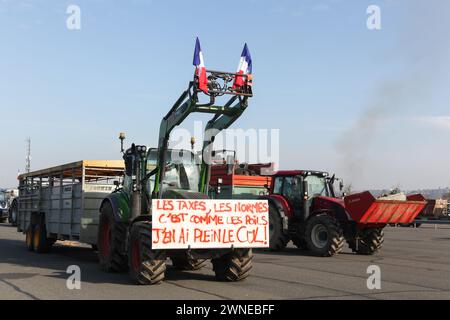 Villefranche sur Saone, Francia - 31 gennaio 2024: Dimostrazione degli agricoltori e blocco dell'autostrada al casello di Villefranche Limas in Francia Foto Stock