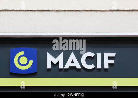 Bourg, Francia - 26 luglio 2023: Logo MACIF su un edificio. Il gruppo MACIF accompagna i propri assicurati per tutta la vita Foto Stock