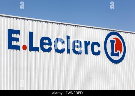 Decines, Francia - 13 giugno 2019: Logo Leclerc su una parete. Leclerc è una catena di ipermercati francese Foto Stock