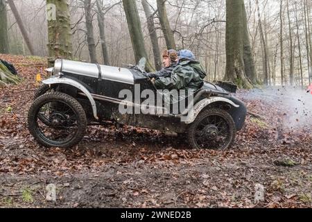 John Harris Hill Trials, Ashover, Derbyshire, Inghilterra, Regno Unito. 2 marzo 2024. I membri del Vintage Sports Car Club (V.S.C.C.) che prendono parte agli annuali John Harris Hill Trials. Questo evento di tutto il giorno di oltre 100 auto, prodotte prima della W.W.2 dalla fine degli anni '20 ai primi anni '30 e che spaziano dalla Austin 7, Bugatti, Ford modello A ecc.. L'evento si svolge intorno al piccolo villaggio del Derbyshire di Ashover, dove i piloti esperti sono sfidati a diversi tratti stretti, tortuosi e collinari fuoristrada intorno alle Dales del Derbyshire, peggiori in condizioni molto umide, scivolose e fangose. Credito: Alan Foto Stock