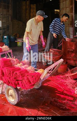 Gennaio 2024, incenso da tintura al villaggio di Quang Phu Cau Foto Stock