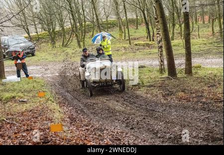 John Harris Hill Trials, Ashover, Derbyshire, Inghilterra, Regno Unito. 2 marzo 2024. I membri del Vintage Sports Car Club (V.S.C.C.) che prendono parte agli annuali John Harris Hill Trials. Questo evento di tutto il giorno di oltre 100 auto, prodotte prima della W.W.2 dalla fine degli anni '20 ai primi anni '30 e che spaziano dalla Austin 7, Bugatti, Ford modello A ecc.. L'evento si svolge intorno al piccolo villaggio del Derbyshire di Ashover, dove i piloti esperti sono sfidati a diversi tratti stretti, tortuosi e collinari fuoristrada intorno alle Dales del Derbyshire, peggiori in condizioni molto umide, scivolose e fangose. Credito: Alan Foto Stock