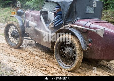 John Harris Hill Trials, Ashover, Derbyshire, Inghilterra, Regno Unito. 2 marzo 2024. I membri del Vintage Sports Car Club (V.S.C.C.) che prendono parte agli annuali John Harris Hill Trials. Questo evento di tutto il giorno di oltre 100 auto, prodotte prima della W.W.2 dalla fine degli anni '20 ai primi anni '30 e che spaziano dalla Austin 7, Bugatti, Ford modello A ecc.. L'evento si svolge intorno al piccolo villaggio del Derbyshire di Ashover, dove i piloti esperti sono sfidati a diversi tratti stretti, tortuosi e collinari fuoristrada intorno alle Dales del Derbyshire, peggiori in condizioni molto umide, scivolose e fangose. Credito: Alan Foto Stock