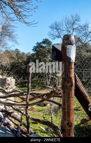 Cartello "riserva di caccia privata" su una proprietà di campagna dove è delimitata da recinzioni metalliche Foto Stock