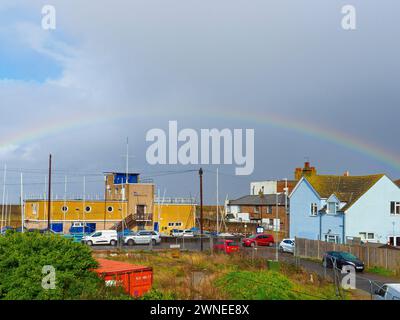 Sheerness, Kent, Regno Unito. 2 marzo 2024. Meteo nel Regno Unito: rainbow Over Isle of Sheppey Sailing Club a Sheerness questo pomeriggio. Crediti: James Bell/Alamy Live News Foto Stock
