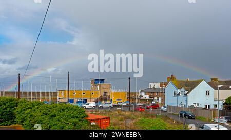 Sheerness, Kent, Regno Unito. 2 marzo 2024. Meteo nel Regno Unito: rainbow Over Isle of Sheppey Sailing Club a Sheerness questo pomeriggio. Crediti: James Bell/Alamy Live News Foto Stock