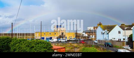 Sheerness, Kent, Regno Unito. 2 marzo 2024. Meteo nel Regno Unito: rainbow Over Isle of Sheppey Sailing Club a Sheerness questo pomeriggio. Crediti: James Bell/Alamy Live News Foto Stock
