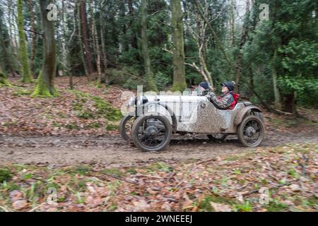 John Harris Hill Trials, Ashover, Derbyshire, Inghilterra, Regno Unito. 2 marzo 2024. I membri del Vintage Sports Car Club (V.S.C.C.) che prendono parte agli annuali John Harris Hill Trials. Questo evento di tutto il giorno di oltre 100 auto, prodotte prima della W.W.2 dalla fine degli anni '20 ai primi anni '30 e che spaziano dalla Austin 7, Bugatti, Ford modello A ecc.. L'evento si svolge intorno al piccolo villaggio del Derbyshire di Ashover, dove i piloti esperti sono sfidati a diversi tratti stretti, tortuosi e collinari fuoristrada intorno alle Dales del Derbyshire, peggiori in condizioni molto umide, scivolose e fangose. Credito: Alan Foto Stock