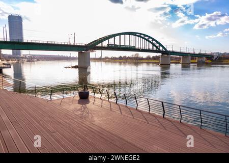 Belgrado, Serbia - 8 febbraio 2024: Il Ponte Vecchio di Sava è un ponte lungo 430 metri e largo 40 metri, che attraversa il fiume Sava a Belgrado, Serbia. Foto Stock