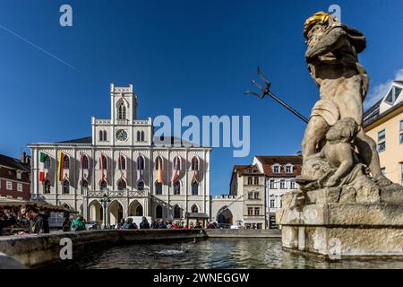 Vivace vista della città con la storica fontana di fronte a un cielo azzurro e una notevole architettura, per le strade di Weimar Foto Stock