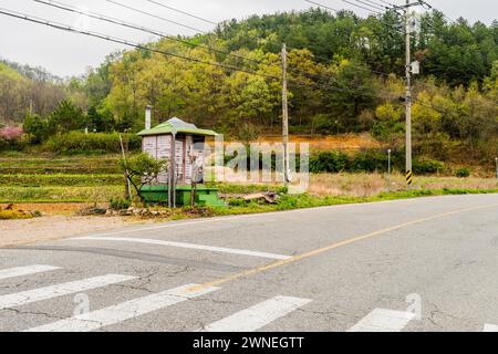 Vecchio bagno pubblico fatiscente sulla strada rurale in una piccola comunità agricola della Corea del Sud Foto Stock