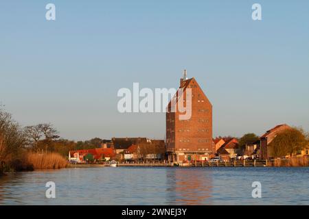 Magazzino della città di Loitz an der Peene, vista del centro storico di Loitz, parco naturale Flusslandschaft Peenetal Foto Stock