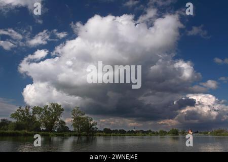 Vista della città di Loitz an der Peene con formazione di nuvole, parco naturale Flusslandschaft Peenetal, Meclemburgo-Pomerania Occidentale, Germania Foto Stock