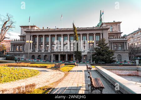 Belgrado, Serbia - 8 febbraio 2024: Il Palazzo Vecchio, Stari Dvor di fronte all'edificio dell'Assemblea Nazionale a Belgrado, Serbia. Foto Stock