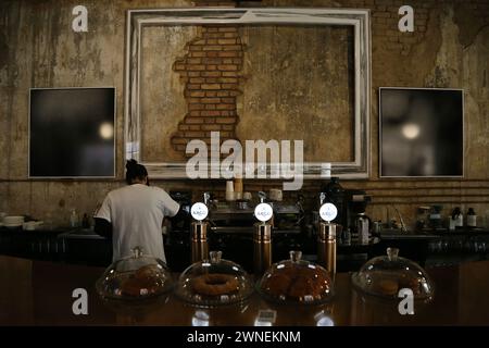 Teheran, Iran. 2 marzo 2024. Un barista iraniano prepara il caffè con una macchina espresso in un caffè nel centro di Teheran. (Credit Image: © Rouzbeh Fouladi/ZUMA Press Wire) SOLO PER USO EDITORIALE! Non per USO commerciale! Crediti: ZUMA Press, Inc./Alamy Live News Foto Stock