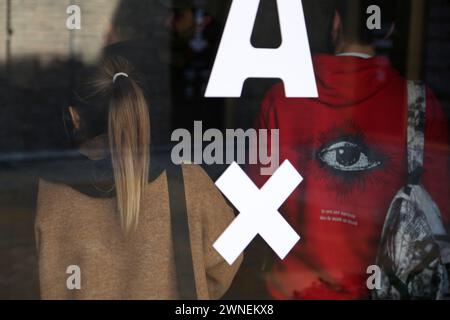 Teheran, Iran. 2 marzo 2024. Una coppia iraniana si trova in un caffè nel centro di Teheran. (Credit Image: © Rouzbeh Fouladi/ZUMA Press Wire) SOLO PER USO EDITORIALE! Non per USO commerciale! Crediti: ZUMA Press, Inc./Alamy Live News Foto Stock