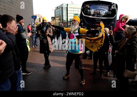 Manny Singh Kang arriva allo stadio dopo aver completato una camminata di 195 km da Wolverhampton a Newcastle per la dementia UK prima della partita di Premier League a St. James' Park, Newcastle upon Tyne. Data foto: Sabato 2 marzo 2024. Foto Stock